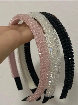 3-pack glittriga diadem med pärlor - Säljer ett set med tre snygga diadem i rosa, vitt och svart. Alla diademen är täckta med glittrande pärlor som ger en lyxig känsla. Perfekta för att piffa upp vilken frisyr som helst. Materialet är plast med fasettslipade pärlor för extra bling.