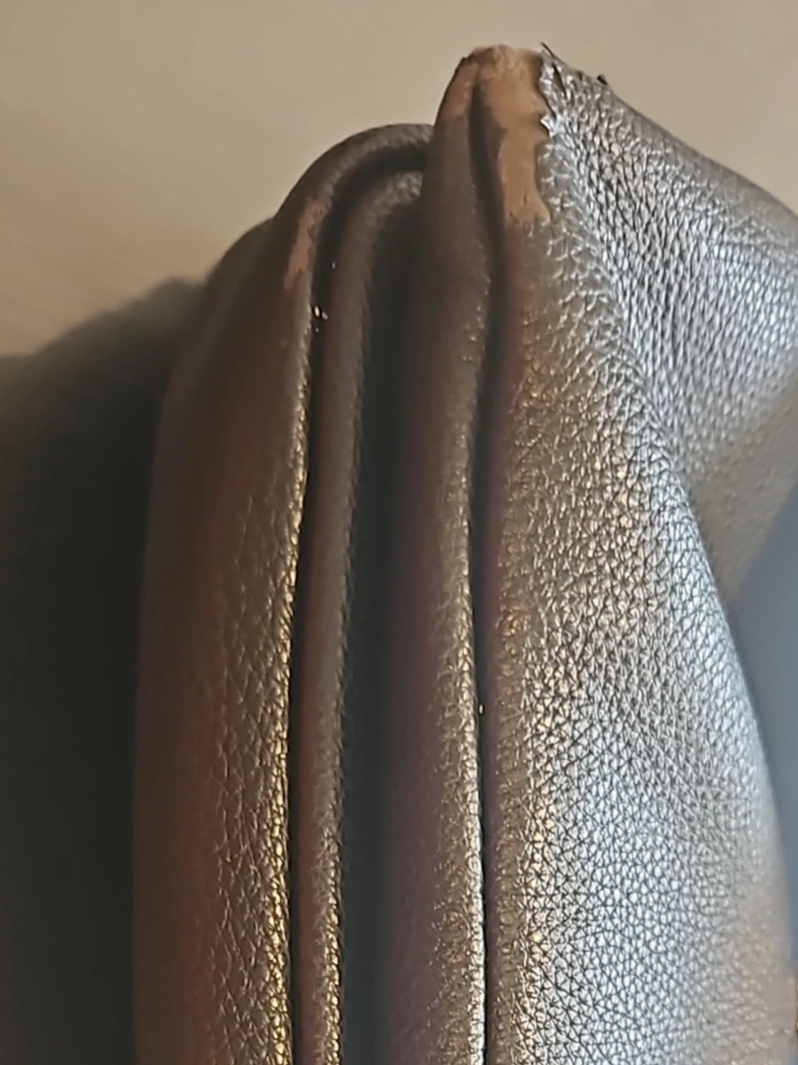 Svart handväska från Guess - 5