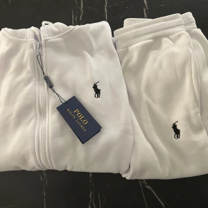 Vit Dress från Polo Ralph Lauren Strl S -  Säljes en väldigt fin och fräsch dress från Polo aldrig använt endast testad 1 gång och legat i skåpet sedan dess! Inga slitage eller liknande finns alls! Strl S Herr Vit med Svart häst  Finns i Stockholm, kan mötas upp eller frakta
