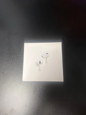 Apple AirPods Pro 2nd Gen MagSafe - Säljer ett par vita Apple AirPods Pro (2nd generation) med MagSafe-laddningsetui. Trådlösa in-ear-hörlurar med stilren design och silikonproppar för bra passform. Perfekta för musik, samtal och träning.säljer dem för dem passar inte så skönt i mina öron 