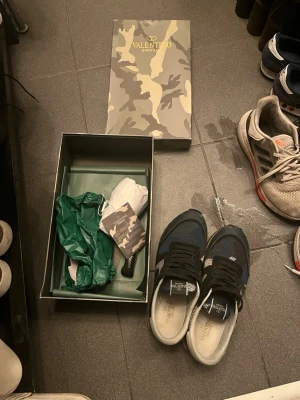 Valentino Garavani blå sneakers - Säljer ett par valentino rockrunners i sällsynt färg, den är ej tvättade och drf det ser smutsiga ut men är vid riktigt bra skick och därav ett rimligt pris