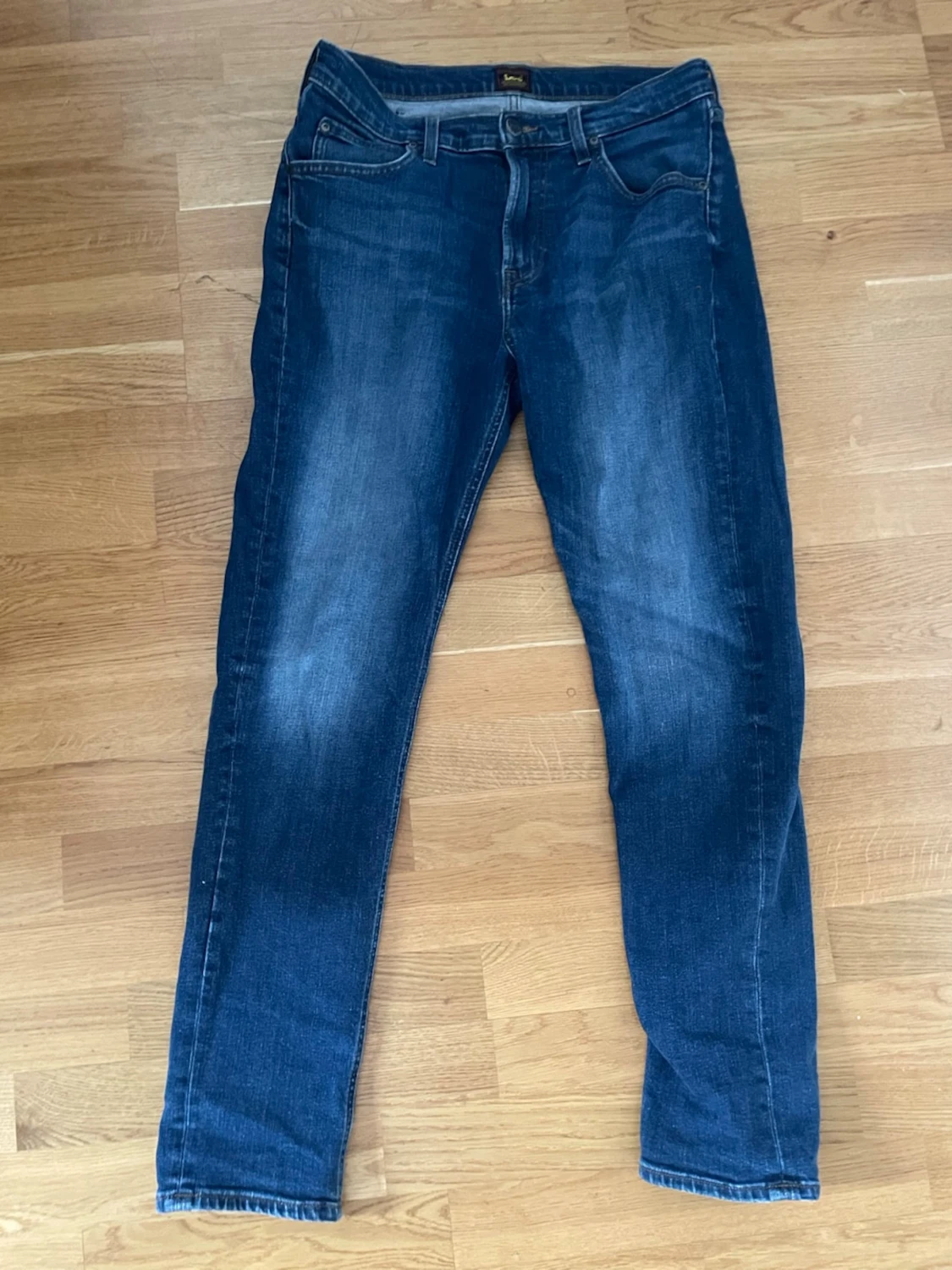 Mörkblå jeans från Lee
