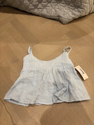 Snygg tröja från Nelly med en knytbar rosett på ryggen - Jättesnygg tröja från Nelly som jag köpte i somras men jag glömde lämna tillbaka den inom 30 dagar för den var för liten för mig Pris kan alltid diskuteras❤️❤️