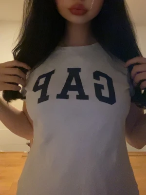 Gap t shirt  - Jätte fin gap t shirt som är perfekt till ett par jeans. Den är i fint skick men har en pigment fläck som knappt syns: 