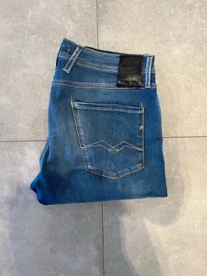 Replay anbass - Tjena, säljer nu dessa riktigt snygga Replay anbass i Stl W33 L32. Dom är i riktigt bra skick. Nypris 1600✅Vid minsta funderingar så är det bara att höra av sig//Allt gott