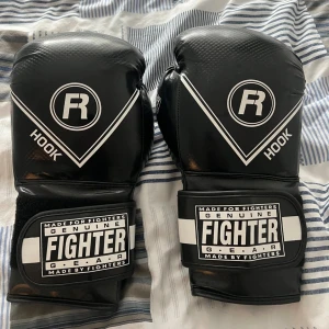 Thai boxnings handskar  - Thai boxnings handskar har används 2 gånger och är i bra skick och inga fel, storlek 14oz. Används inte på grund av att jag har slutat med thai boxning. Köpa i gymgrossisten i Göteborg.