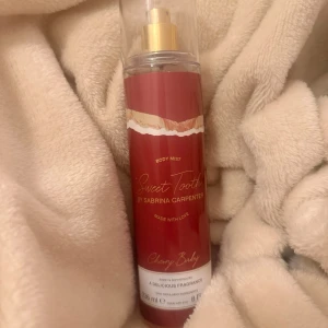 Sweet Tooth Cherry Baby Body Mist - En body mist från Sabrina Carpenter, Sweet Tooth Cherry Baby. Doften är fruktig och söt, perfekt för dig som gillar bäriga toner.   236 ml.🍒🩶 använd ungefär 3-4 gånger mycket kvar!