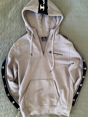 Champion quarter zip hoodie - En snygg, varm och skön hoodie med quarter zip från champion. Köptes för ett par år sedan men knappt använd. Nypris var runt 1400. Storlek S Kom med bud 🙏