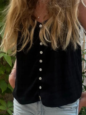 Fint linne med knappar  - Jättesnyggt linne med knappar och fina detaljer från missäy! Fint skick och sparsamt använt 💞💞💞