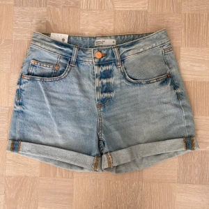 Ljusblå jeansshorts från Cubus - Säljer ett par ljusblå jeansshorts från Cubus. Perfekta inför sommaren! 💕 Shortsen är i nyskick!       