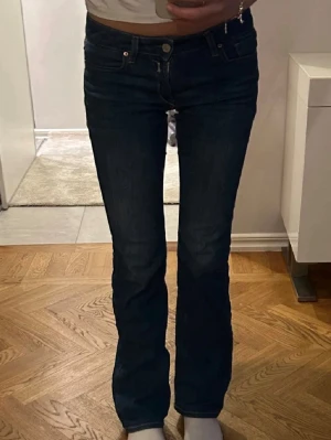 Replay jeans  - Säljer ett par utsvängda replay jeans i jättebra skick💞midjemått 36cm tvärs över