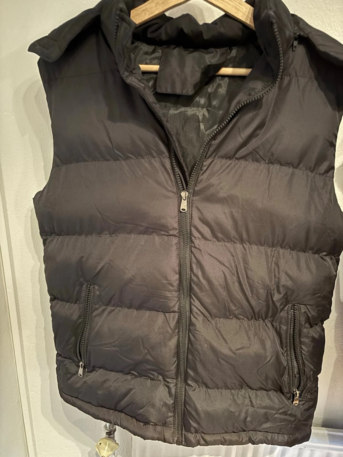 Svart dunväst med huva