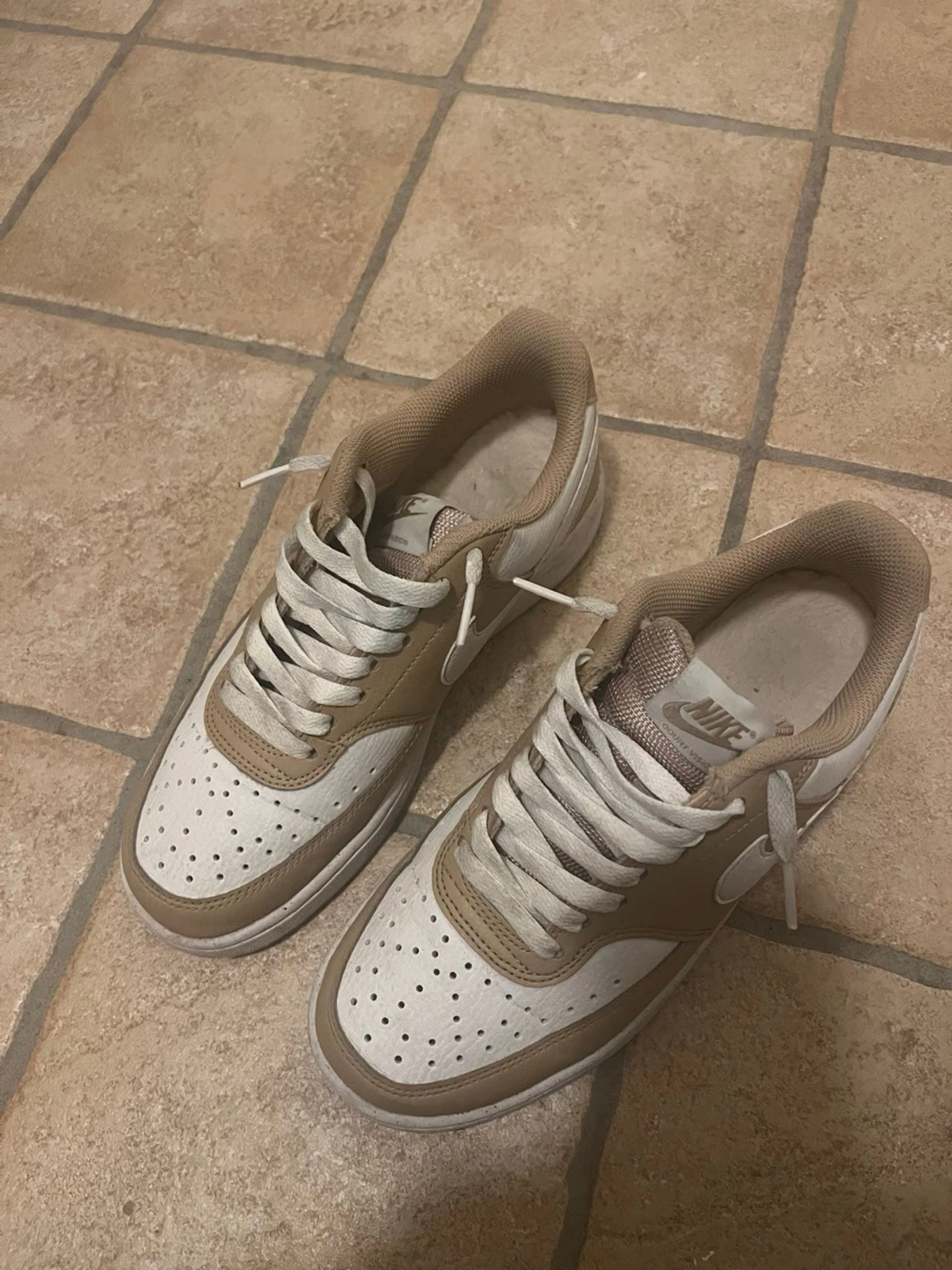 Nike beige och vita sneakers - 2
