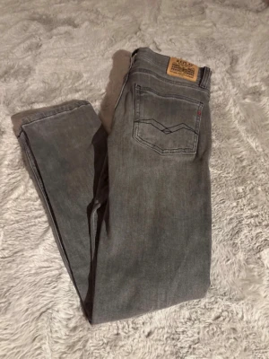 Gråa replay jeans - Ett par helt ny replay jeans i storlek 150cm  inga defekter eller liknande. Nypris 899kr vårt pris 399