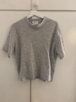 Grå stickad T-shirt från Gina Tricot  - En fin basic grå stickad T-shirt från Gina Tricot, nästan helt oanvänd🤗