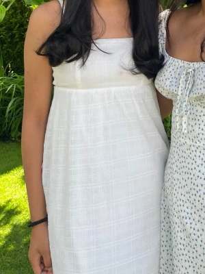 Vit klänning  - Super fin klänning som jag använde under midsommar har inte längre kommit till användning. Fläcken på första bilden är borta och klänningen är som ny ☺️