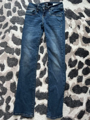 LTB Valerie jeans - Säljer ett par mörkblåa jeans från LTB i modellen Valerie☺️Storlek W24/L32, perfekt i längd på mig som är ca 162 cm. Köpta nya samt sparsamt använda, så skicket är super! Säljer då de tyvärr är för små för mig. 