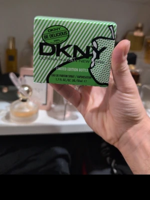 DKNY Be Delicious Limited Edition parfym - Fräsch parfym från DKNY, Be Delicious Limited Edition. Kommer i en grön och vit randig kartong med svarta detaljer. Flaskan innehåller 50 ml Eau de Parfum Spray. Perfekt för dig som gillar fruktiga och energiska dofter.