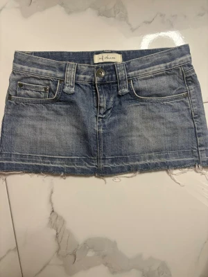 Blå jeanskjol med slitage  - Säljer en blå jeanskjol från Dr Denim! Jag skulle säga att den sitter som en storlek xs/s. I modellen är den lågmidjad och ganska kort. Super snygga fickor med mycket detaljer! Säljer då den inte passar mig i storlek💗💗