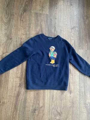 Blå ralph lauren tröja  - Ja säljer denna blåa ralph luaren tröja eftersom den är för stor för mig och kan inte returerna den. Ja köpte denna på zalando som ni kan se på bild 4. Storlek är M men den kan säker passa i S. Om ni vill ha fler bilder eller andra funderingar så är det bara att hojta till. 