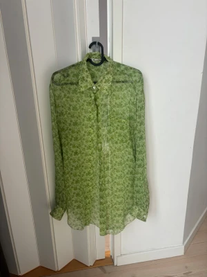 Grön blommig skjorta Acne Studios - Supersnygg skjorta från Acne Studios! Knappt använd! Storlek 36/S men funkar som xs och M också 