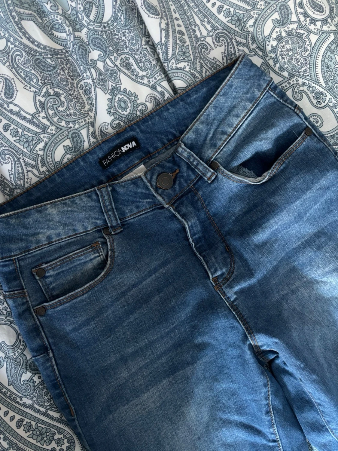 Fashion Nova jeans nyskick