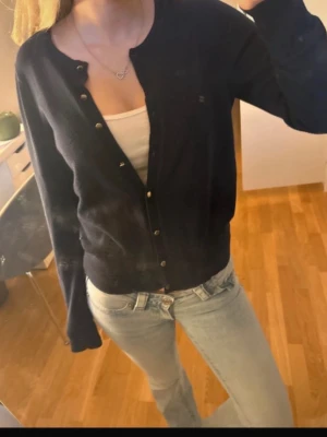 Mörkblå basic kofta med knappar - En enkel och stilren mörkblå kofta med rund halsringning och knäppning framtill. Koftan har långa ärmar och en rak passform❤️ den är helt som ny