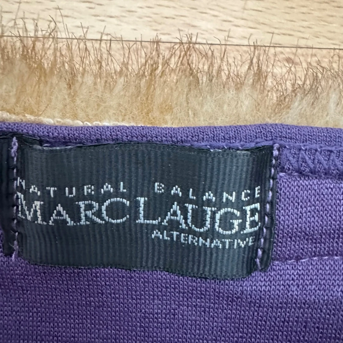 Lila topp med fuskpälsdetalj - 3