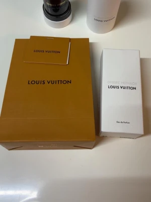 Louis Vuitton Ombre Nomade parfym - Lyxig parfym från Louis Vuitton, Ombre Nomade, i elegant mörkbrun glasflaska med guldfärgad text. Kommer i originalförpackning med vit kartong och exklusiv brun presentpåse. Perfekt för dig som gillar exklusiva dofter och snygg design.