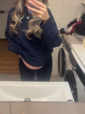 Mörkblå mjuka loungewear-byxor - Mysiga mörkblå loungewear-byxor med dragsko i midjan. Perfekta för att chilla hemma och har en avslappnad passform. Matcha med en oversized tröja för en komplett cozy look.