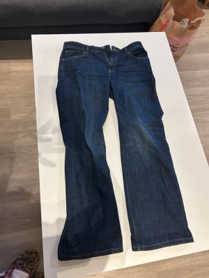 Mörkblå zara jeans - Säljer dessa fina jeans från zara, köpt nya och endast använd ett fåtal gånger! I princip nyskick! Bara att skriva vid fler frågor!