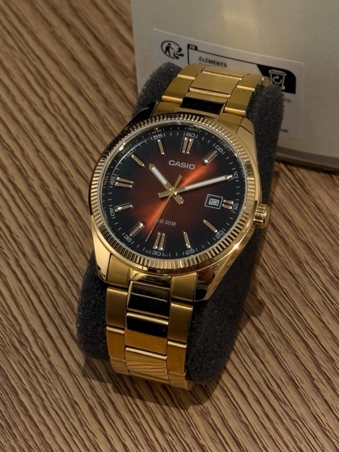 Guldfärgad Casio klocka med länkarmband