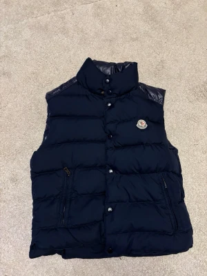 Moncler Väst - Tja säljer denna extremt snygga och stilrena moncler väst extremt bra skick inga defekter och helt fel fri i storlek 2, priset ligger på 800 och kan diskuteras varan en självklart äkta. Hör av er för frågor eller funderingar 