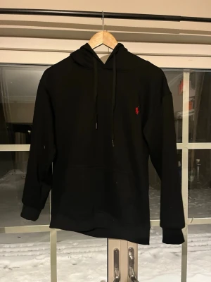 Polo Ralph Lauren Hoodie - Riktigt snygg Polo Ralph Lauren Hoodie. Skrig gärna frågor! Storleken passar S och XS.