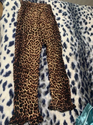Leopardmönstrade byxor  - Säljer ett par leopardmönstrade, oanvänd. Storlek S/XS. 