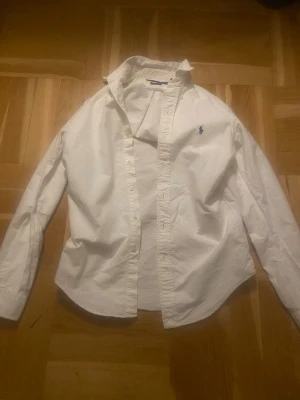 Ralph lauren skjorta  - Vit ralph lauren skjorta knappt använd, nypris 1600kr 