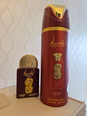 Lattafa Ansaam Gold - Ny oanvänd - Öka intensiteten på din favoritdoft. Parfymsetet för kvinnor Lattafa Ansaam Gold innehåller förutom själva doften hudvårdsprodukter med matchande parfymering. Det betyder att du kan vara säker på att din dagliga morgonrutin är i perfekt harmoni och du får en sensorisk upplevelse som varar längre.                Ansaam Gold Eau de Parfum 20 ml Deodorant parfymerat 200.              Huvudnot: Päron, Mandarin Hjärtnot: Ros, Jasmin, Godis Basnot: Hallon, Mysk, Vanilj