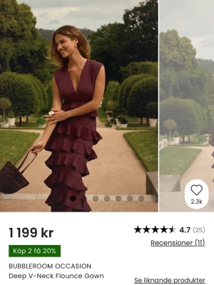 Vinröd långklänning med volanger, Bubbleroom - Prislapp kvar, aldrig använd! Vinröd långklänning från Bubbleroom med djup v-ringning och flera lager volanger. Klänningen är ärmlös och har knytning i nacken. Perfekt för dig som vill sticka ut med en elegant och trendig look. Superfin till bal eller liknande! 😍NYPRIS: 1200kr