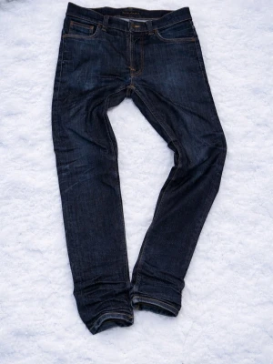 Nudie jeans 30/30 - Ett par vintage nudie jeans i storlek 30L 30W                 Dem här jeansen är perfecta om du vill ha ett par fräscha jeans i vintage/archive/grisch stilen
