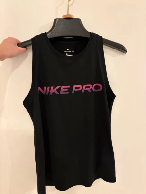 Nike top - Köpt på vinted men passade inte, de skick bättre på bild 2 & 3 med lite ”ludd” som lätt fastnar på svart material