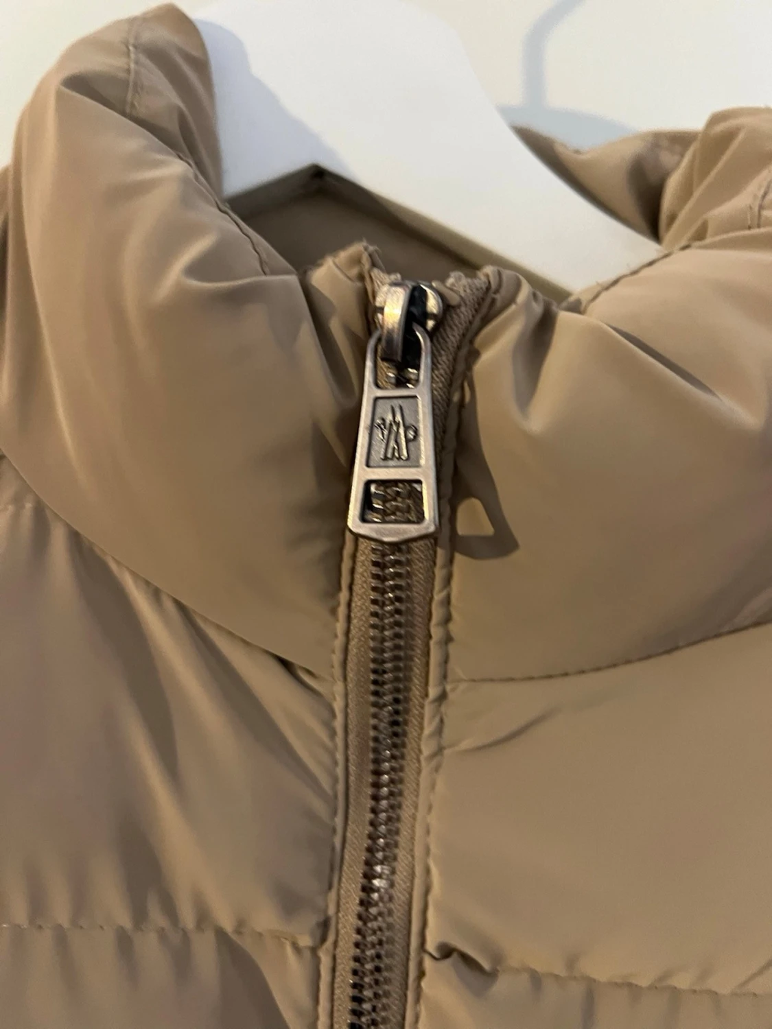 Beige moncler pufferjacka med stickade ärmar - 4