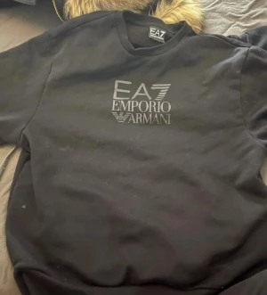 Armani tröja  - Armani tröja köpt för ca 2000kr bra skick är kill model men passar bra på mig som är tjej och är i vanligt fall xs 