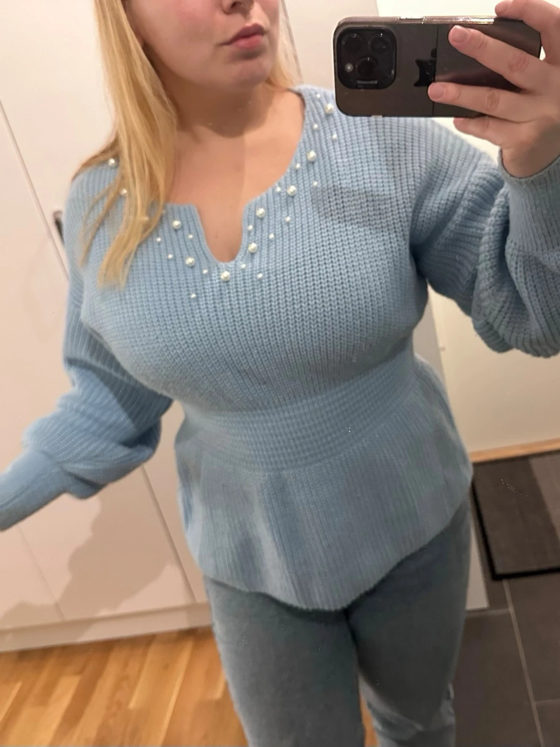 Ljusblå stickad tröja med pärlor