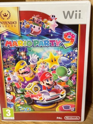 Mario Party 9 till Nintendo Wii - Mario Party 9 till Nintendo Wii är ett färgglatt och roligt partyspel där du kan spela som klassiska karaktärer som Mario, Luigi, Yoshi och Wario. Spelet har över 80 minispel och stödjer upp till fyra spelare. Omslaget är vitt med färgglada illustrationer och spelet är i plastfodral. Nyskick