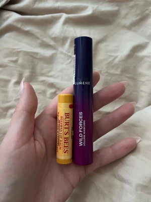 Burt's Bees läppbalsam original - Klassiskt läppbalsam från Burt's Bees, helt ny och oöppnad. Lumenes nya mascara, färg svart. Helt ny oöppnad.
