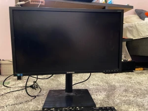 Svart Samsung datorskärm - Säljer en svart Samsung datorskärm med rektangulär form och stabil fot. Skärmen har knappar på framsidan och tydlig Samsung-logga både fram och bak. Perfekt för gaming, studier eller jobb. Tillverkad i plast och har enkel, stilren design. Använde den under covid men nu samlar det bra på mig en massa dam.  690kr för skärmen, tangentbord och de tre datamus