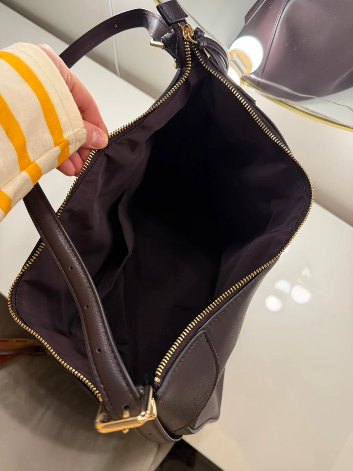 Mörkbrun axelväska i läderlook - 2