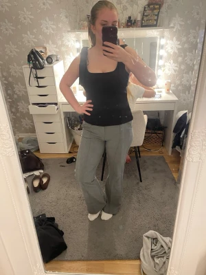 Gråa kostymbyxor - Skitsnygga kostymbyxor från gina tricot i storlek 40