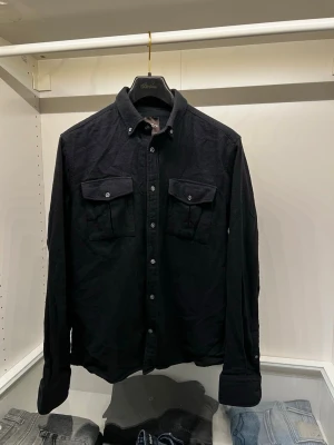 Oscar Jacobsson overshirt - En riktigt fin overshirt ifrån Oscar Jacobsson! Den är i riktigt fin kvalité och i storlek M (39 - 40)! 👌  Nypris ligger på ca: 1500 - 3000kr! 💰 Tveka inte på att skriva ifall du skulle vara i behov av fler bilder! 📸  Skriv vid minsta fundering! 🖋️  Fraktar alltid samma dag eller dagen efter! 📦