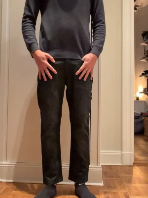 Svarta raka jeans från Levi's - Säljer dessa jeans pga för små, knappast använda så väldigt bra skick 